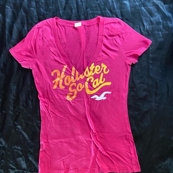 Hollister Women's Fuchsia Graphic Tee - Picture 1 of 4